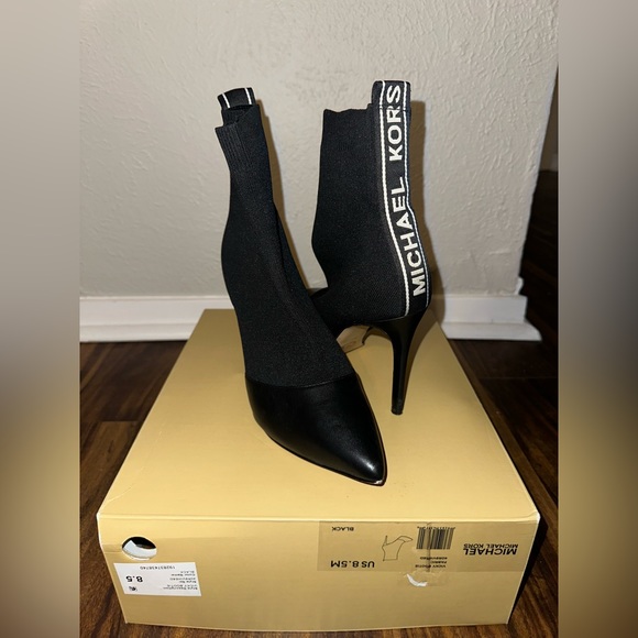 Michael Kors Vicky Bootie - Size 7.5 - Picture 6 of 6